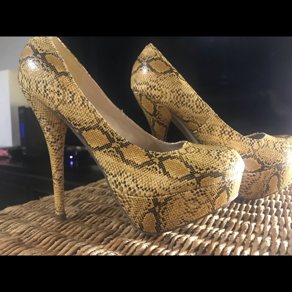 Breckellel’s pump Shoe animal print